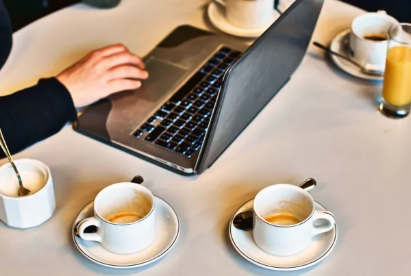 Consumul de cafea la birou
